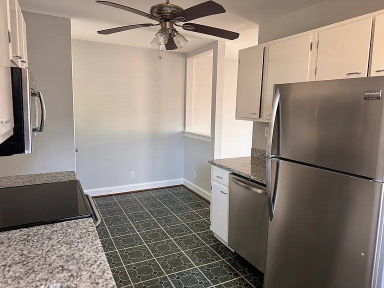 202 E Sycamore St #1/2 — Photo 3