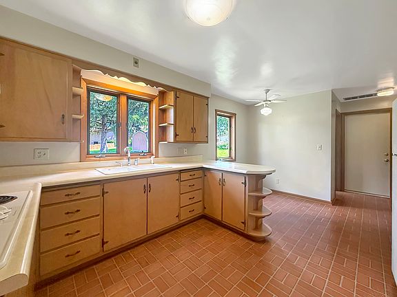 5th image of 353 Highland Dr