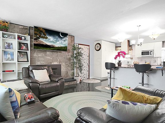 3rd image of 4203 Seigman Ave
