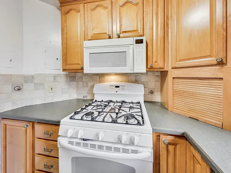 7611 Maple Ave #202 — Photo 4
