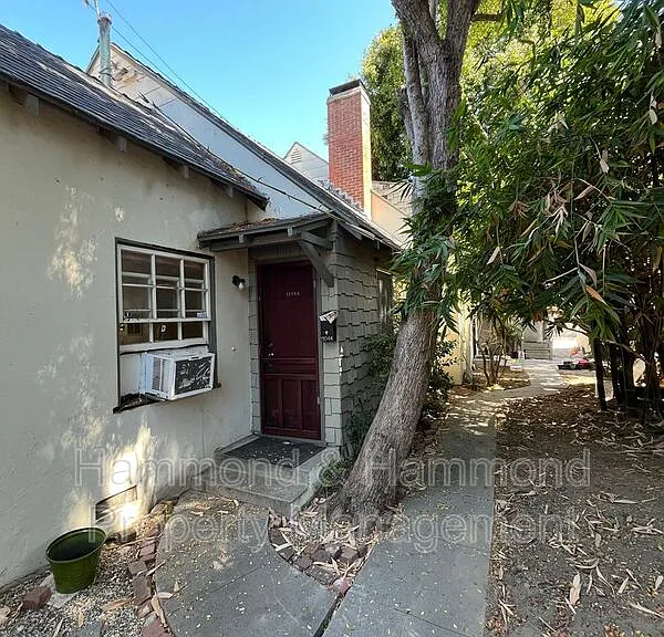 11044 Otsego St — Photo 2