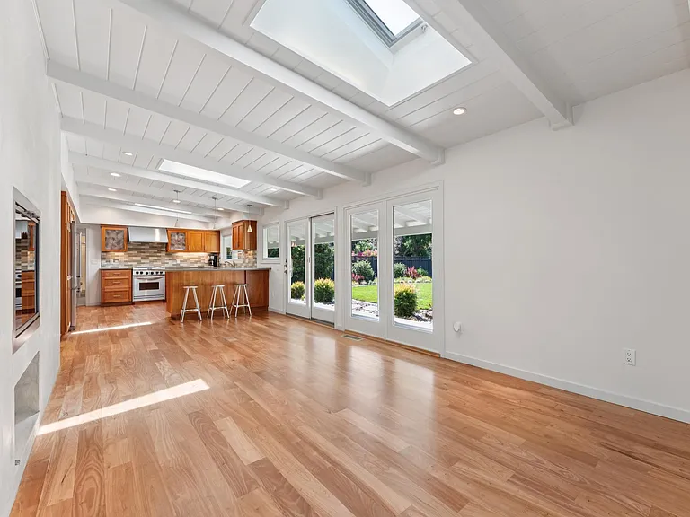 61 Bradley Ave — Photo 13