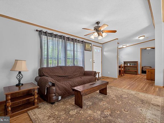 3rd image of 910 Pines Rd