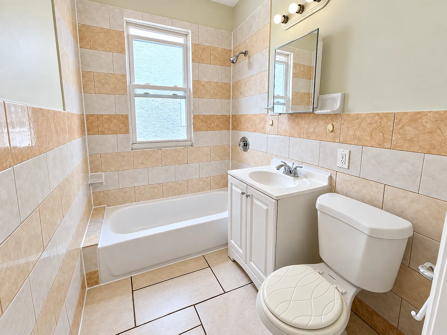 3 bed, 1200 sqft, $2,095 — Photo 2