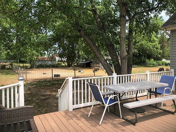 Side yard w/fenced area/shed