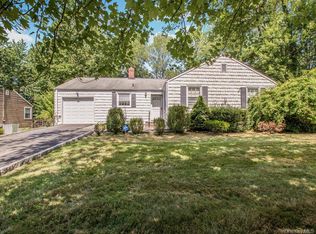 90 Daisy Farms Dr, New Rochelle, NY 10804