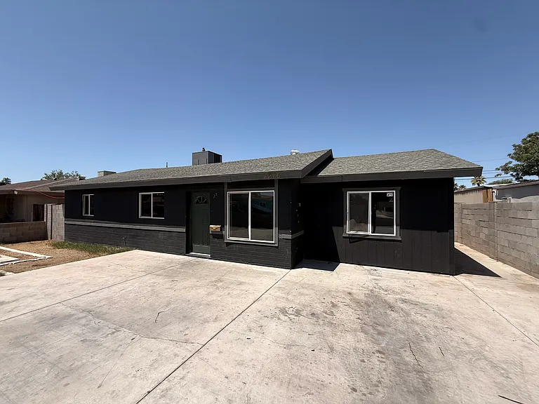 4216 N 30th Dr — Photo 2