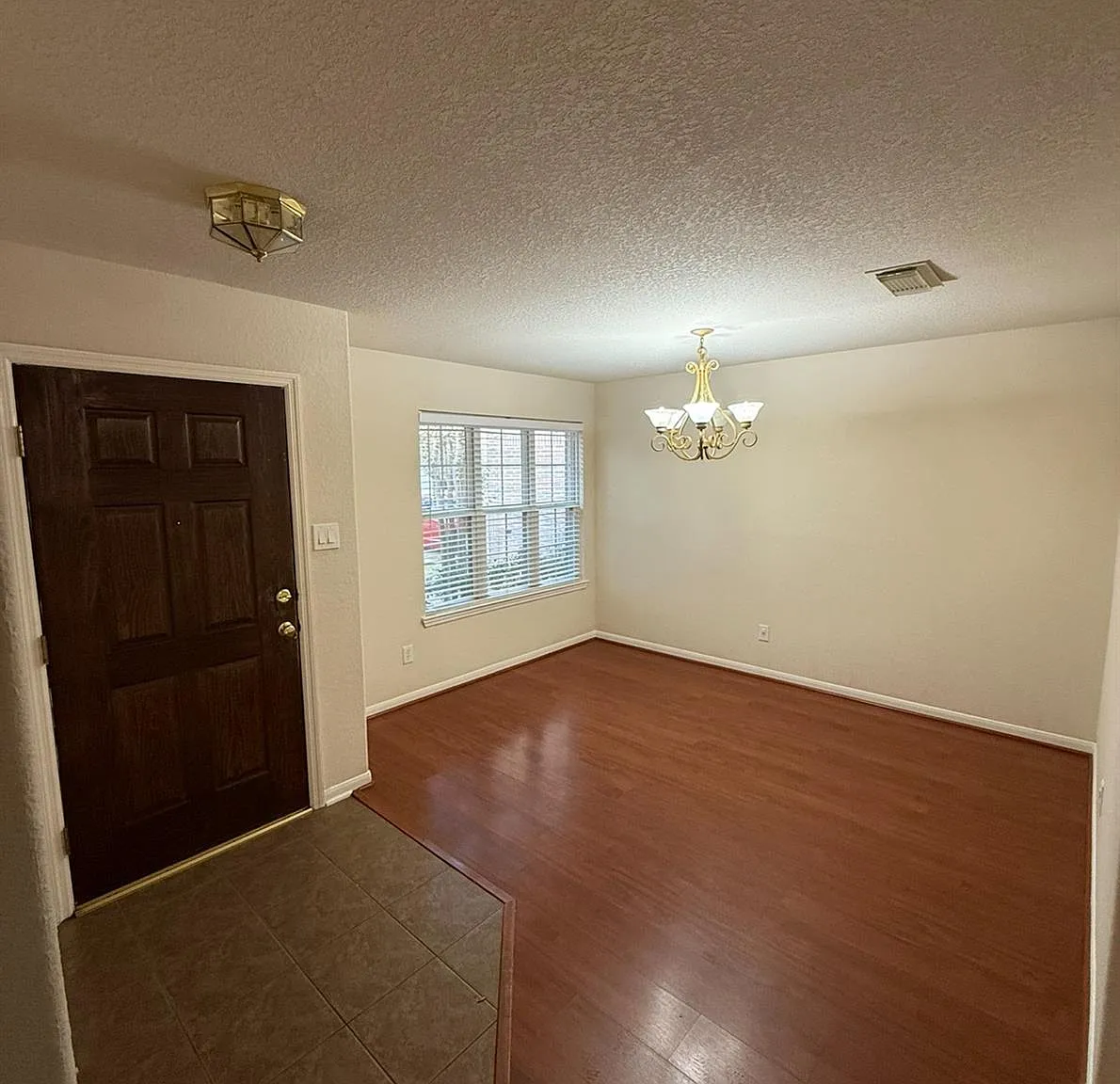 3 bed, 2.0 bath, 1492 sqft, $2,100 — Photo 2