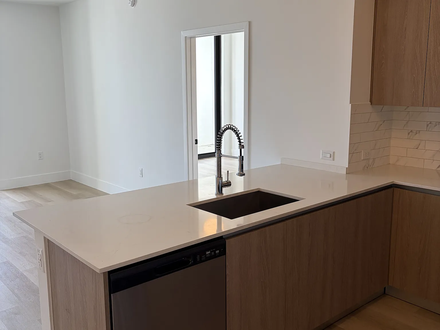 2 bed, 1000 sqft, $2,600 — Photo 2