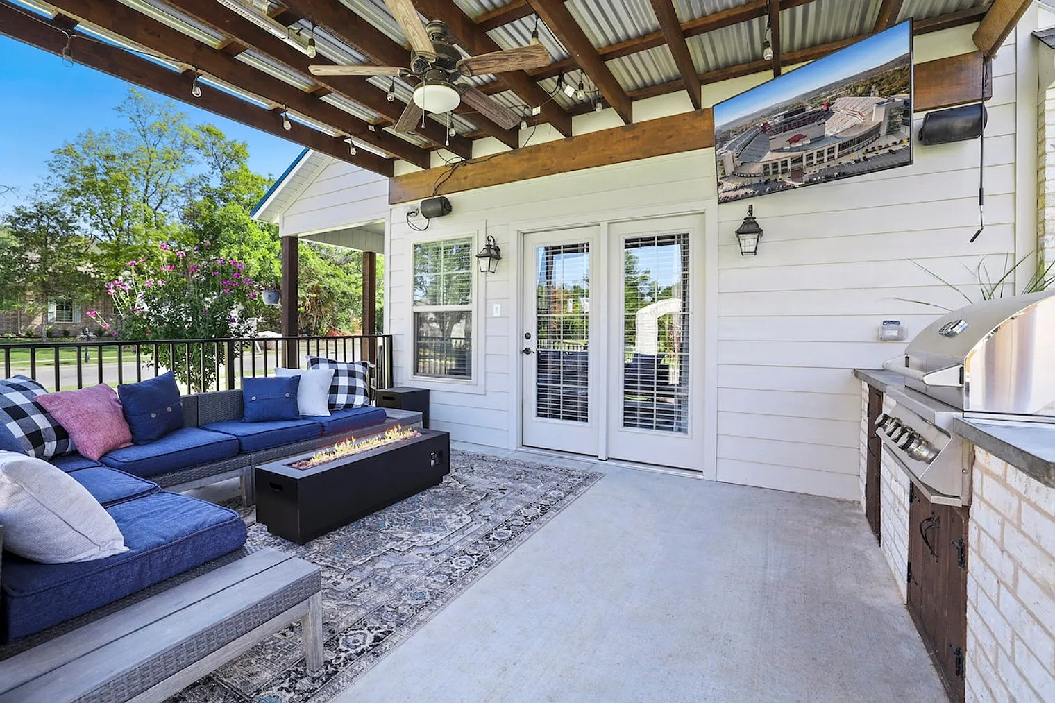 4 bed, 3.0 bath, 2421 sqft, $5,651 — Photo 3