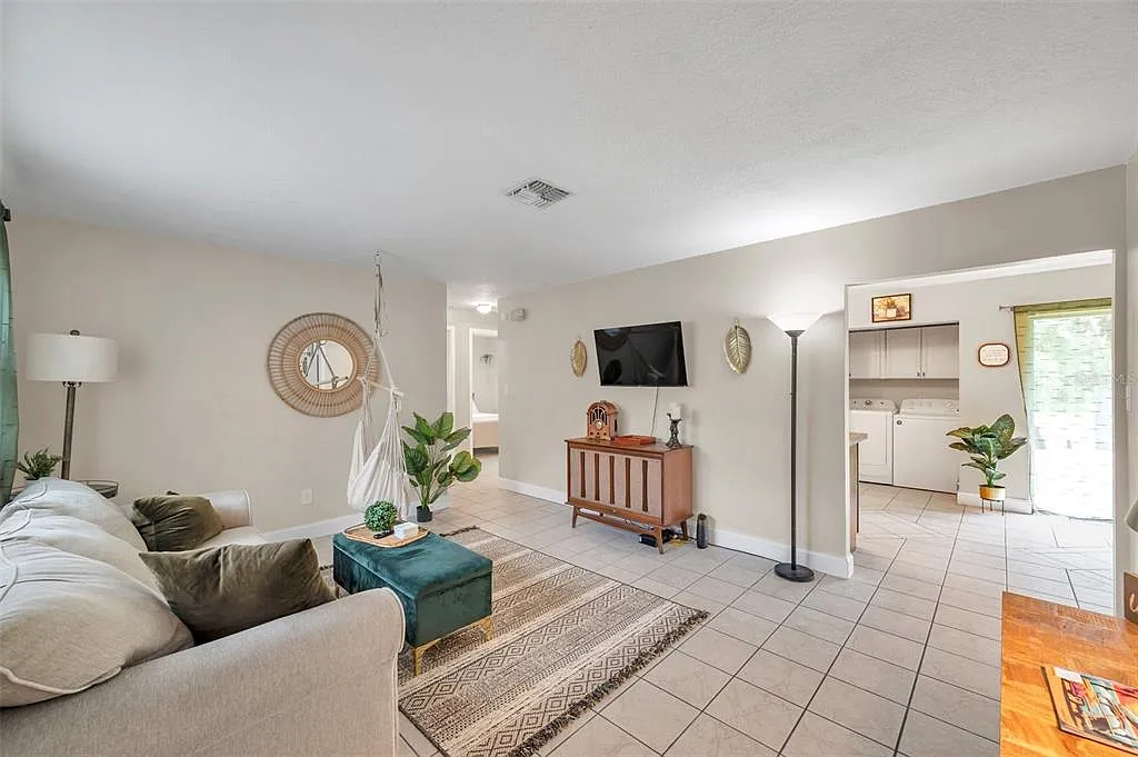3 bed, 1.0 bath, 1008 sqft, $1,650 — Photo 4