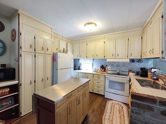 3rd image of 6 So Dewberry Lane