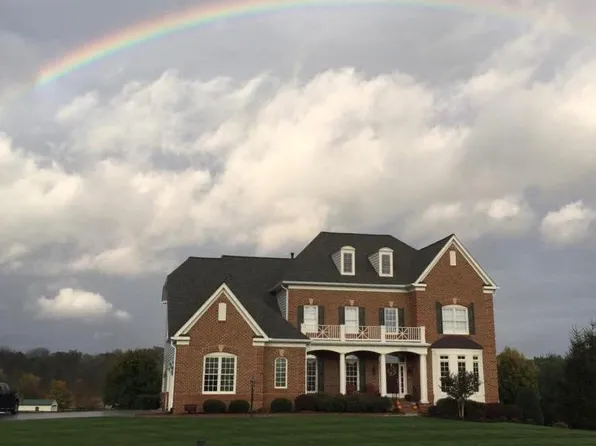 35550 Greyfriar Dr, Round Hill, VA 20141