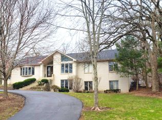 17 Acorn Dr, Hawthorn Woods, IL 60047