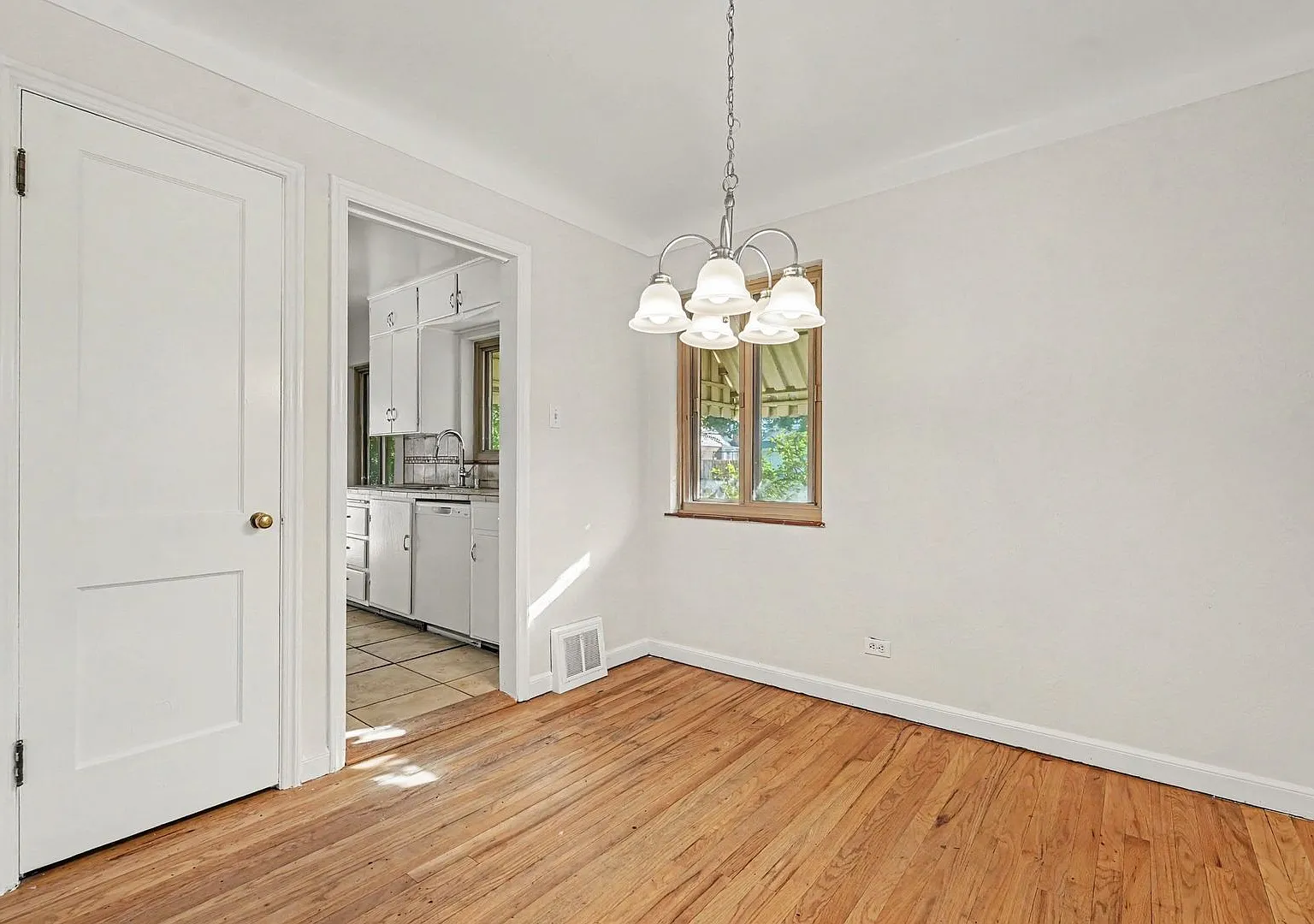 Charming 3-Bedroom Home with Large Fenced Yard & Detached Garage — Photo 4