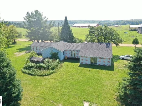 923 Mayhew Rd, Rose City, MI 48654