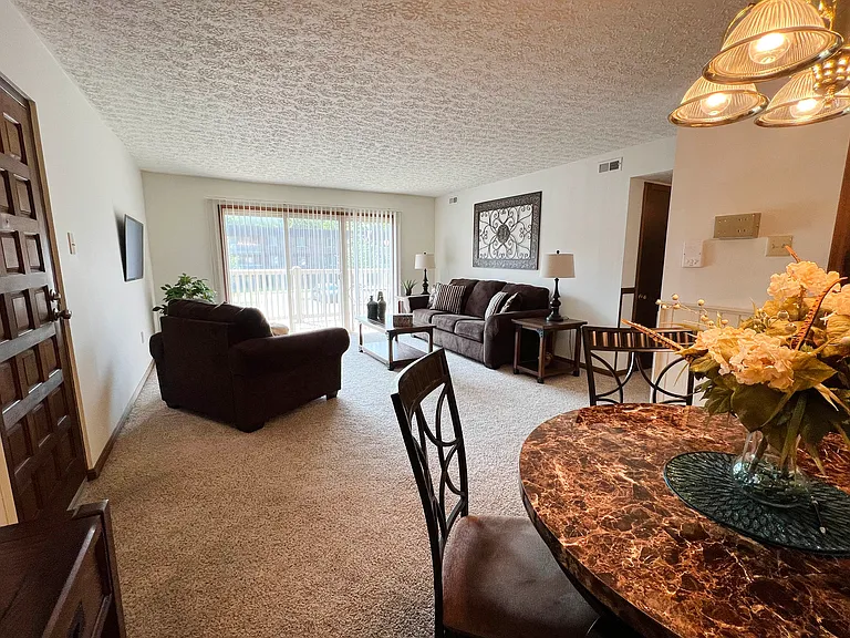 Crestbrook Apartments & Townhomes — Photo 23