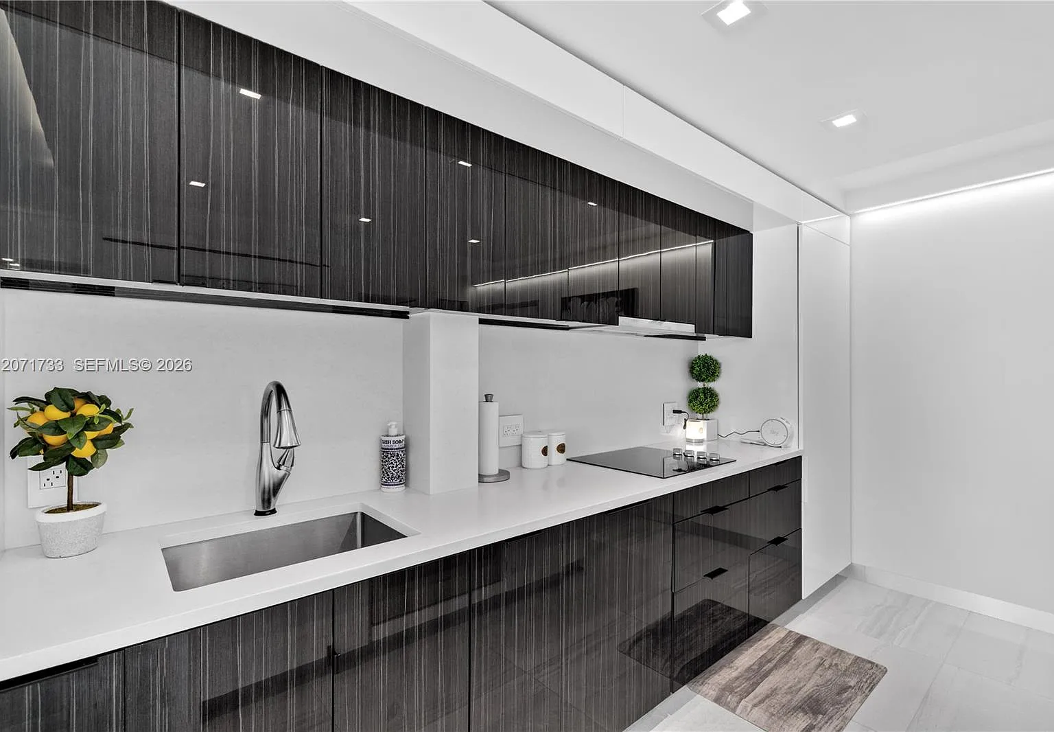 Oceanside Plaza Condo — Photo 2
