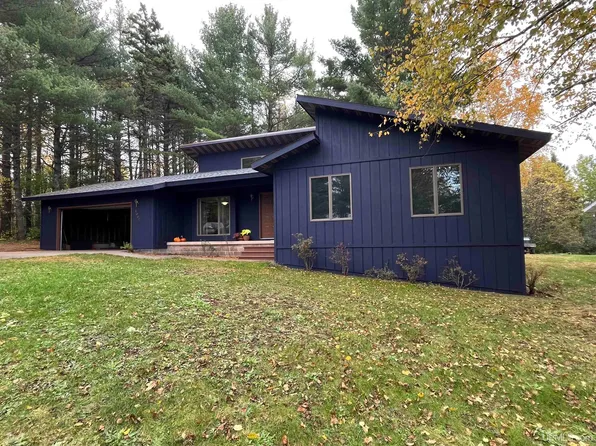 1067 Riverview Dr, Ishpeming, MI 49849