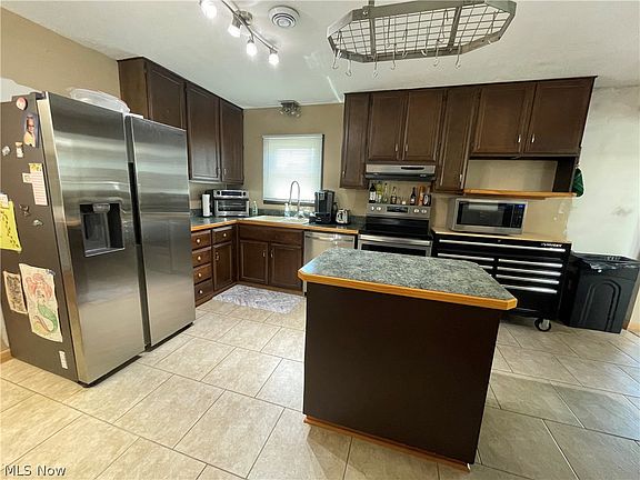 5th image of 652 Robinwood Ave
