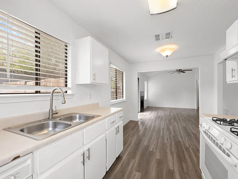 1303 Dominique Dr — Photo 6