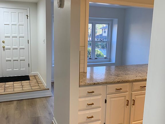 Kitchen/breakfast area with bar