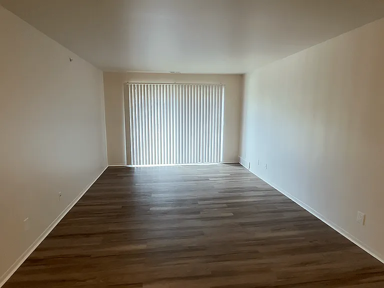 Lakeside Village Apartments — Photo 85