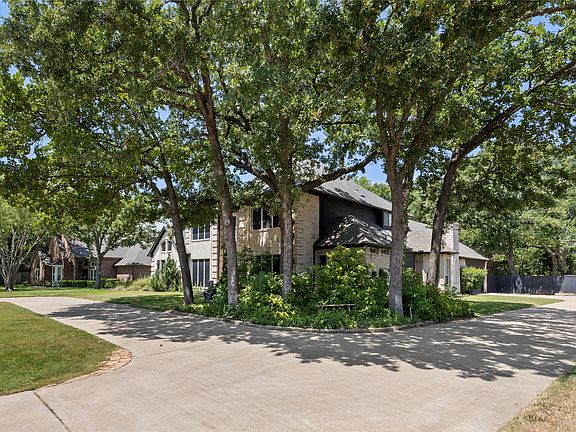 2nd image of 609 Seville Rd