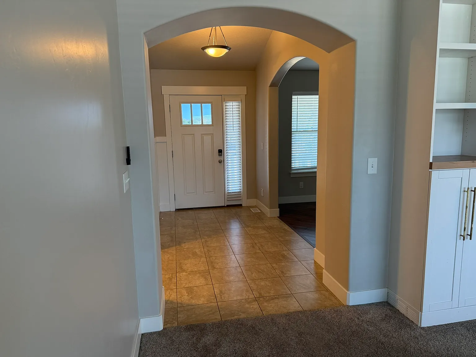 5 bed, 4150 sqft, $3,999 — Photo 4