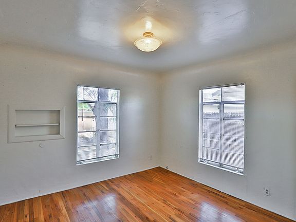 5th image of 127 W University Dr