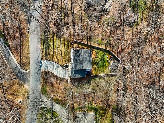 3rd image of 925 Tamworth Rd