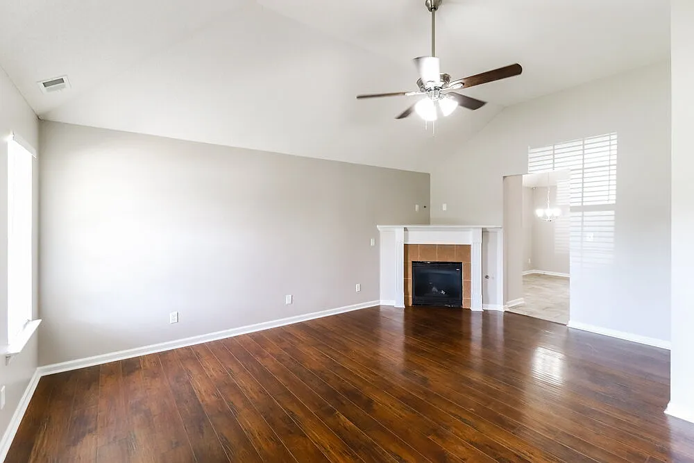 3 bed, 2.0 bath, 1304 sqft, $1,730 — Photo 4