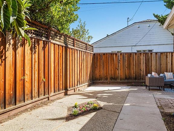 5th image of 7 Tulip Ln