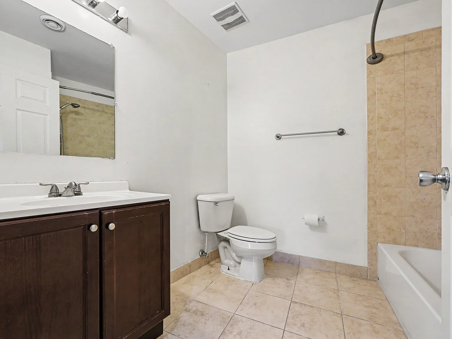 2 bed, 1090 sqft, $2,300 — Photo 4