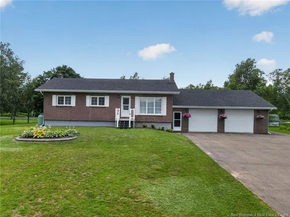 6 Paul St, Beaubassin East, NB E4P 7Y5