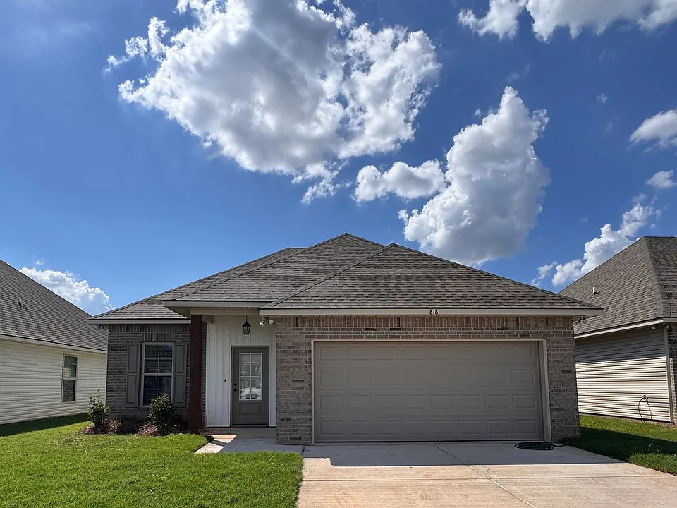 818 Venecia Dr