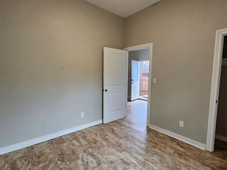 2115 Glenwood Ln — Photo 12