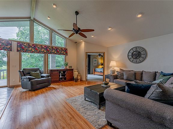 5th image of 18 Ellwood Cir