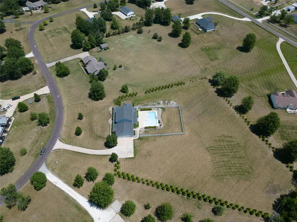 44 Southgate Dr, Troy, MO 63379