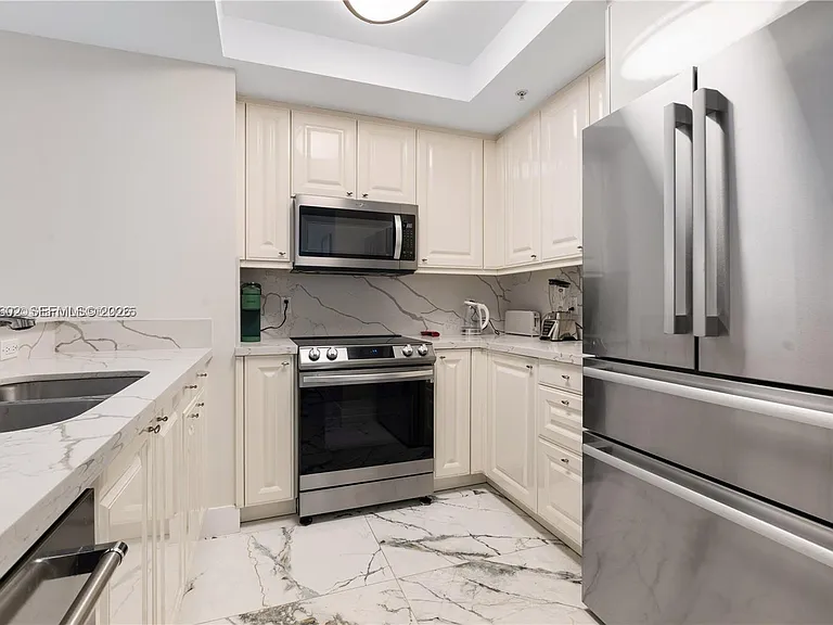 3400 SW 27th Ave #605 — Photo 8