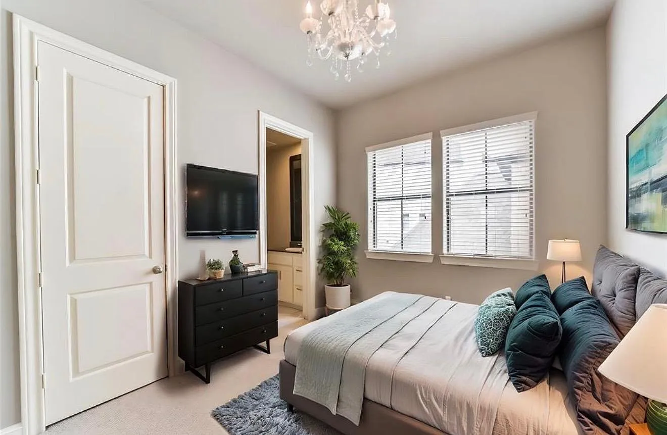 3 bed, 3.5 bath, 2112 sqft, $2,700 — Photo 3