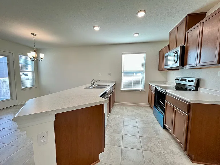8405 Amistad Cv — Photo 11
