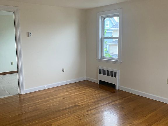 5th image of 49 Woodbine St