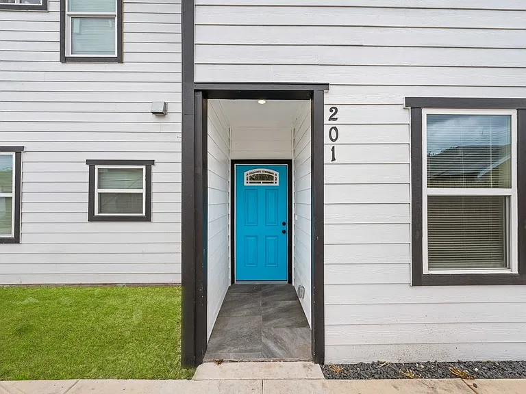 323 Gabriel St #201 — Photo 3