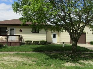 211 S Jackson St, Flanagan, IL 61740