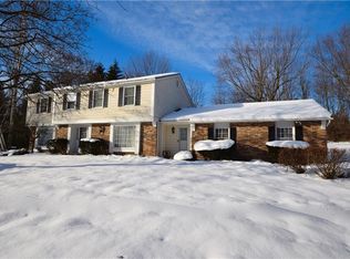 7 Trailwood Cir, Rochester, NY 14618