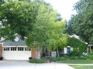 236 Carriage Hill Cir, Libertyville, IL 60048