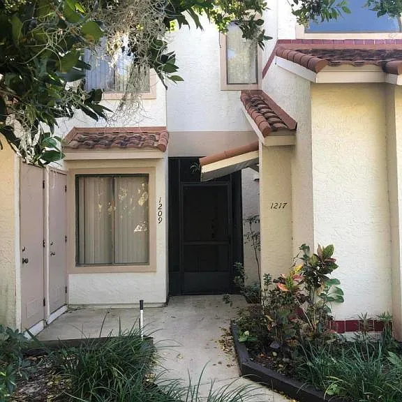 1209 Country Club Dr — Photo 1