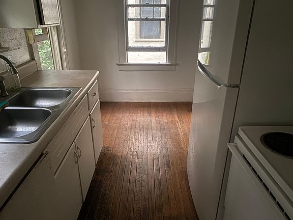 4th image of 635 E Concord St #D