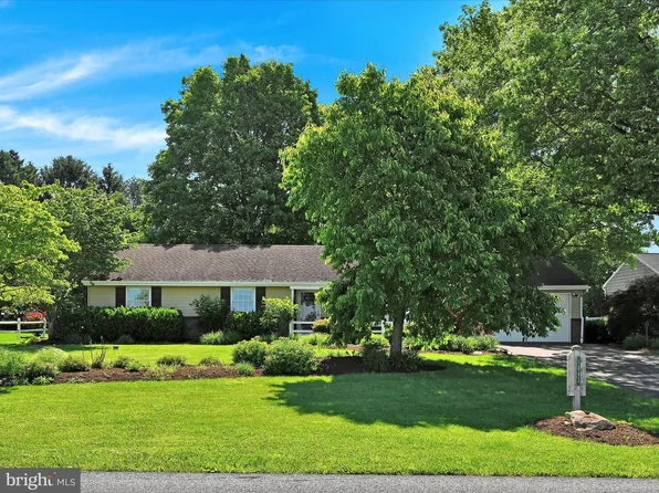 1043 E Meadow Rd, Manheim, PA 17545